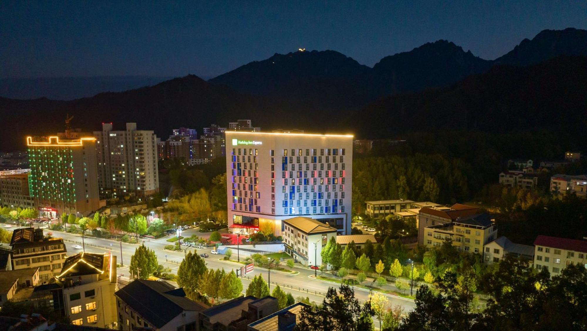 Holiday Inn Express Luanchuan By Ihg Экстерьер фото