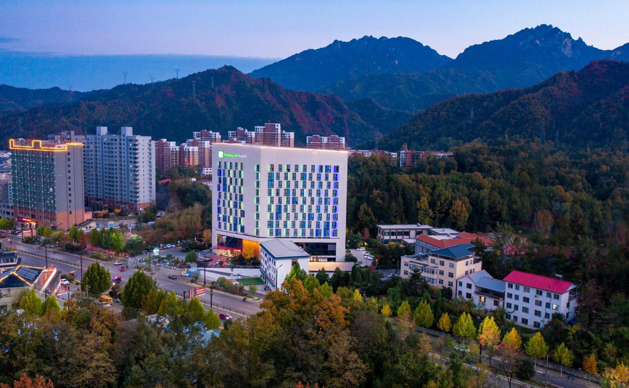 Holiday Inn Express Luanchuan By Ihg Экстерьер фото